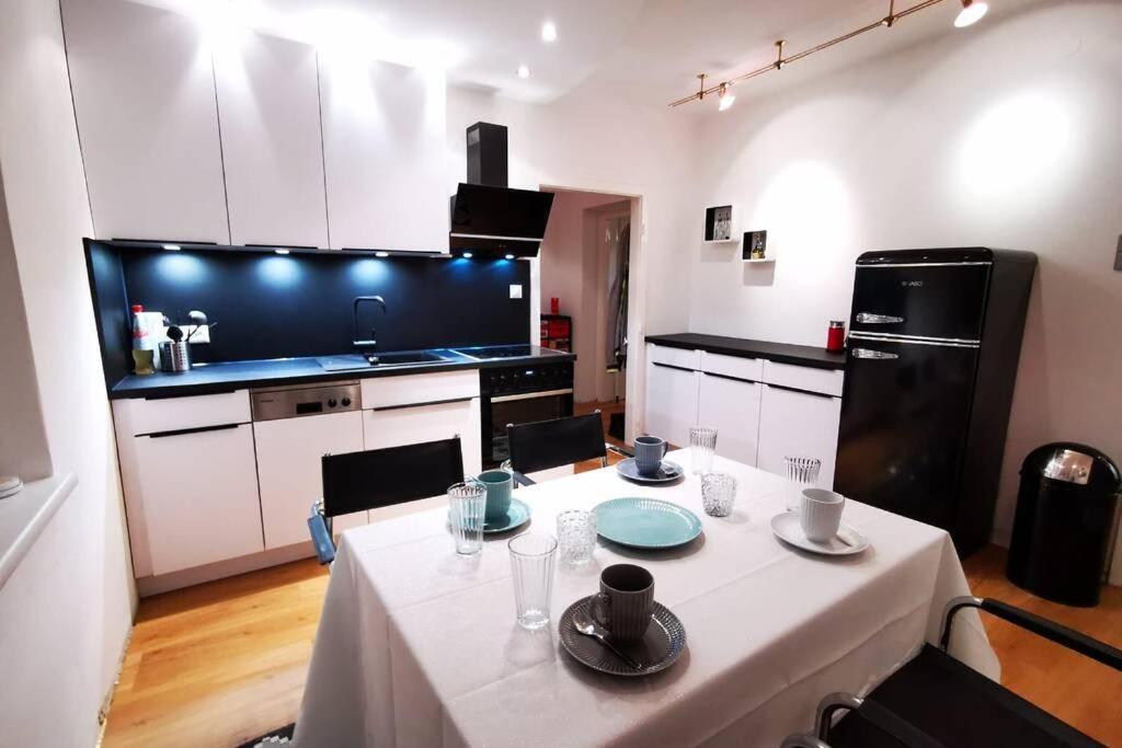 Charmante Zentrumswohnung mit Balkon und 80 zoll TV Klagenfurt am Wörthersee Exterior foto